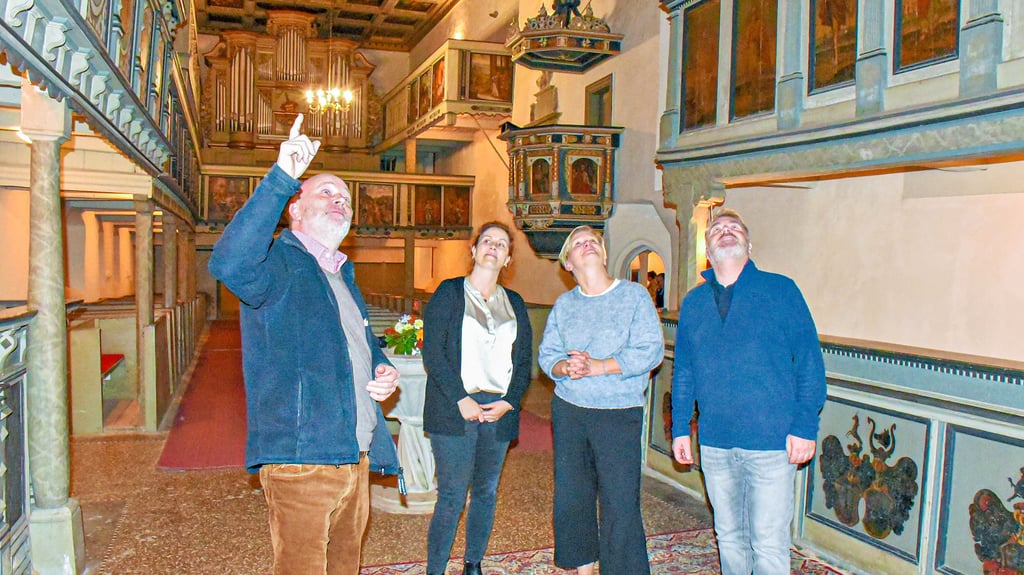 Pfarrer i. R.  Gottfried Eggebrecht (l.) zeigte der Leader-Managerin Gudrun Viehweg (2.v.r.) , dem Vereinsvorsitzenden Michael Stöhr und dem Vorstandsmitglied des Förder- und Heimatvereins Borne, Denise Eckstein-Bunk, die mit EU-Fördergeldern restaurierten Deckengemälde in der Autobahnkirche in Brumby. 