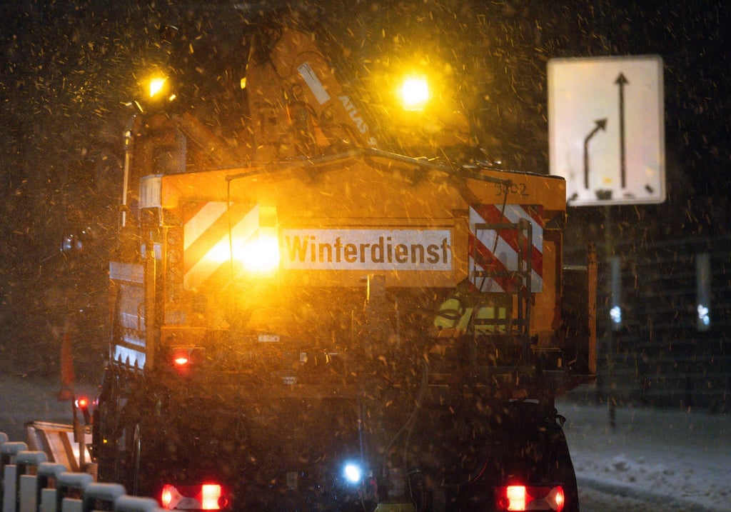 Bei eisigen Temperaturen sorgt der Winterdienst für Sicherheit auf den Straßen. (Archivbild)
