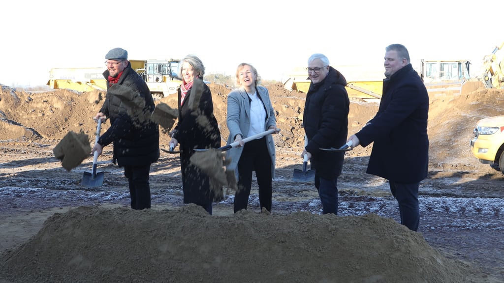 Die Bagger sind schon seit Montag am Ausheben. Mit dem offiziellen ersten Spatenstich haben Landrat Martin Stichnoth,  Innenministerin Tamara Zieschang, LKA-Chefin Birgit Specht, Finanzminister Michael Richter und Barlebens Bürgermeister Frank Nase (von links) die Bauarbeiten für das neue Landeskriminalamt gestartet.