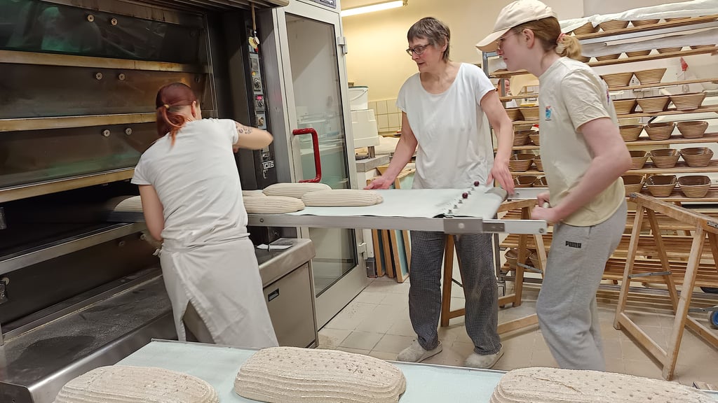Karin Beier, Chefin der Landbäckerei Apenburg  (Mitte), will junge Menschen für den Beruf begeistern.