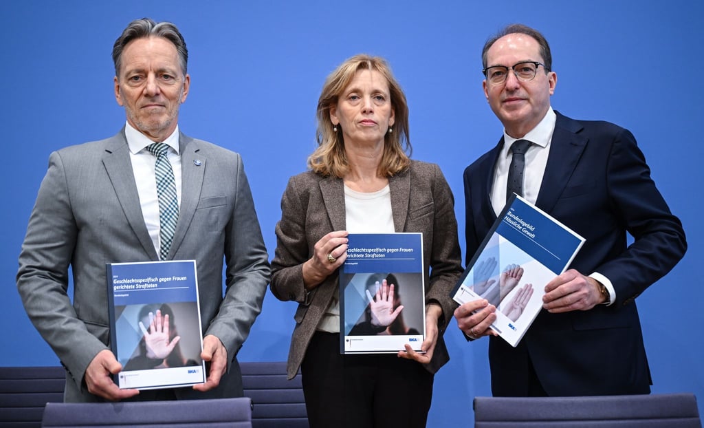 BKA-Präsident Holger Münch, Bundesfamilienministerin Karin Prien (CDU) und Bundesinnenminister Alexander Dobrindt (CSU) präsentieren in Berlin zwei Sonderauswertungen der Polizeistatistik: Ein Bundeslagebild zu häuslicher Gewalt und ein Lagebild zu Straftaten gegen Frauen.