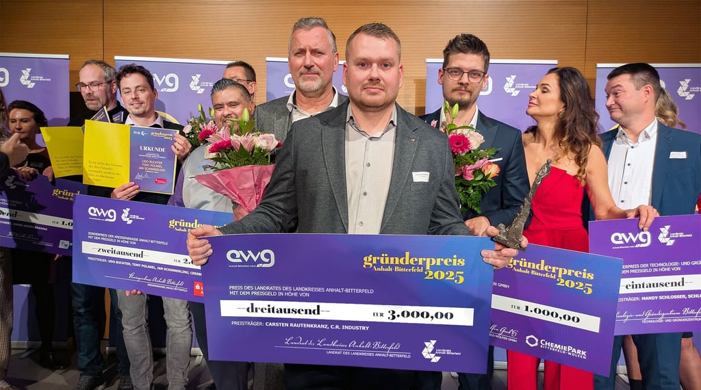 Die Gewinner des Gründerpreises und ihre Laudatoren kamen für einen gemeinsamen Schnappschuss zusammen. 