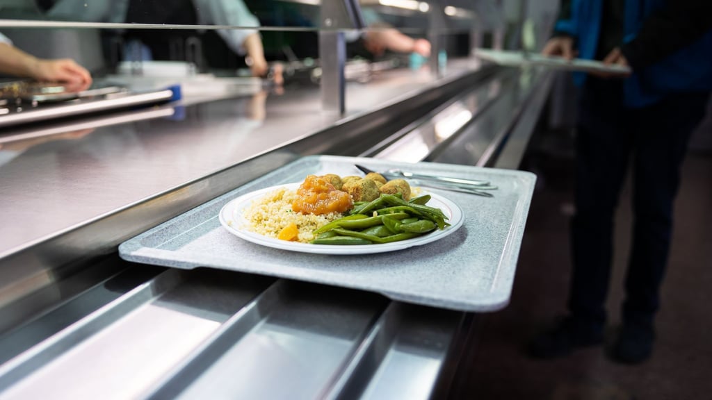 Studierende in Niedersachsen sollen bald wieder ein warmes Mittagessen für 2,50 Euro bekommen. (Archivbild)