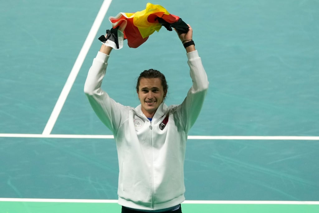 Zverev jubelte mit Deutschland-Fahne über den Viertelfinalsieg gegen Argentinien.