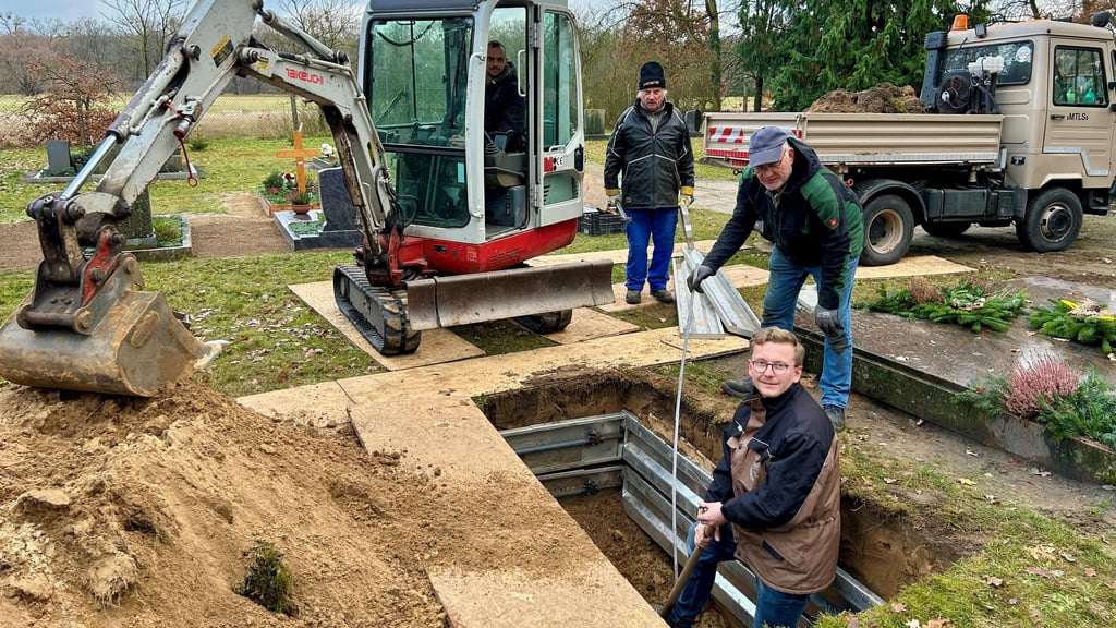 Lukas Marsch und sein Team heben für eine Erdbestattung ein Grab auf dem Friedhof in Lemsell aus. Es muss mindestens 1,60 Meter tief sein.