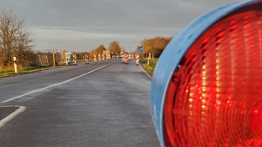 Richtung Wanzleben ist auf der L50 derzeit kein Durchkommen. Dabei wurde die Straße erst im Sommer nach einjähriger Sperrzeit wegen der Intel-Baustelle wieder freigegeben.