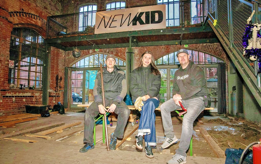 Hannes Frohberg, Klara Lehmann und Joerg Schnurre (v.l.n.r.) packen beim Umbau selbst mit an. 