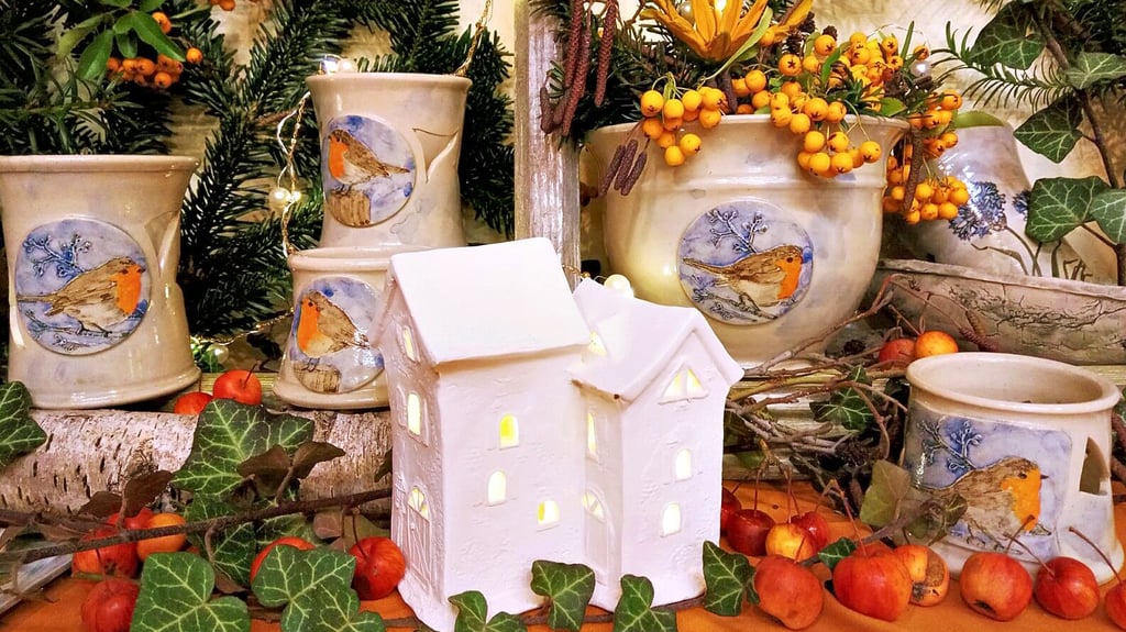 Das Rotkehlchen ist das neue Motiv auf Keramiken von Anja und Jörg Engler. Sonnabend und Sonntag wird in die Zahnaer Werkstatt zum Tag der offenen Tür eingeladen.