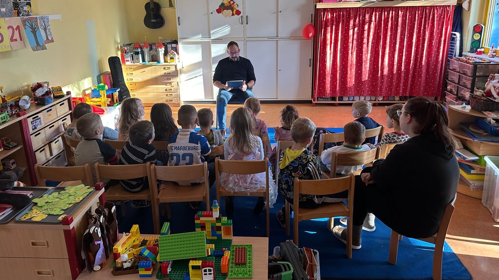 Am 21. November hat der bundesweite Vorlesetag stattgefunden. Mit dabei waren auch Persönlichkeiten aus der Gemeinde Biederitz. Hier Gemeindebürgermeister Kay Gericke in der Biederitzer Kita „Rappelkiste“. 