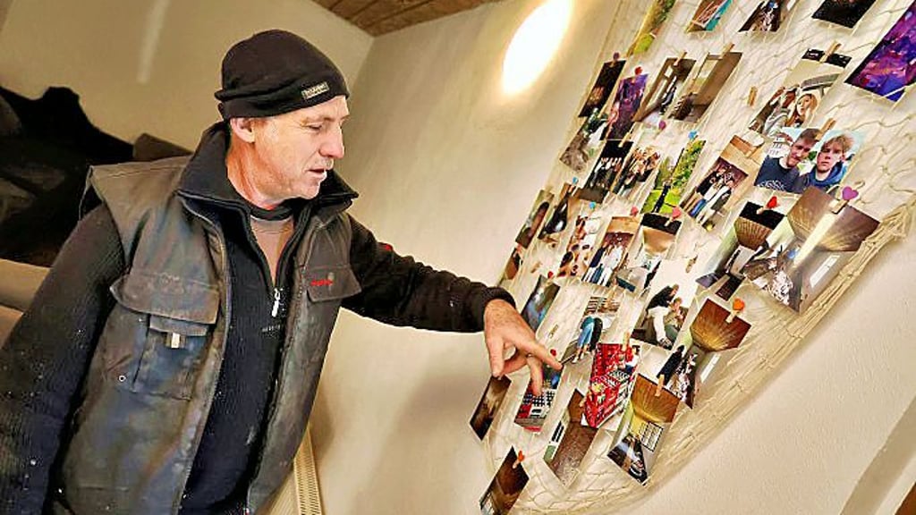 Klaus Feick an der Pinnwand des  neuen Wippraer Jugendclubs. Der wird am Samstag eröffnet.