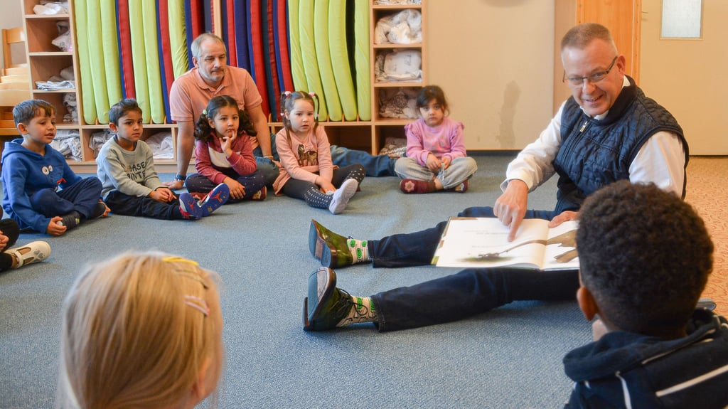 Anlässlich des bundesweiten Vorlesetages hat Haldenslebens Bürgermeister Bernhard Hieber in der Kita "Max und Moritz" ein Buch vorgelesen.