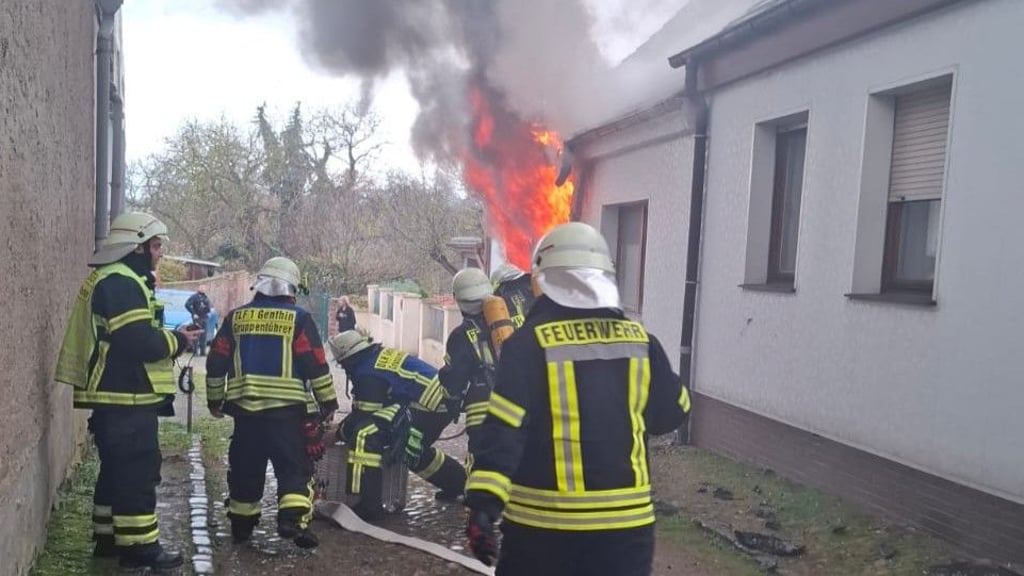 Beim Wohnungsbrand in der Kleinen Bergstraße in Genthin waren 50 Einsatzkräfte. 