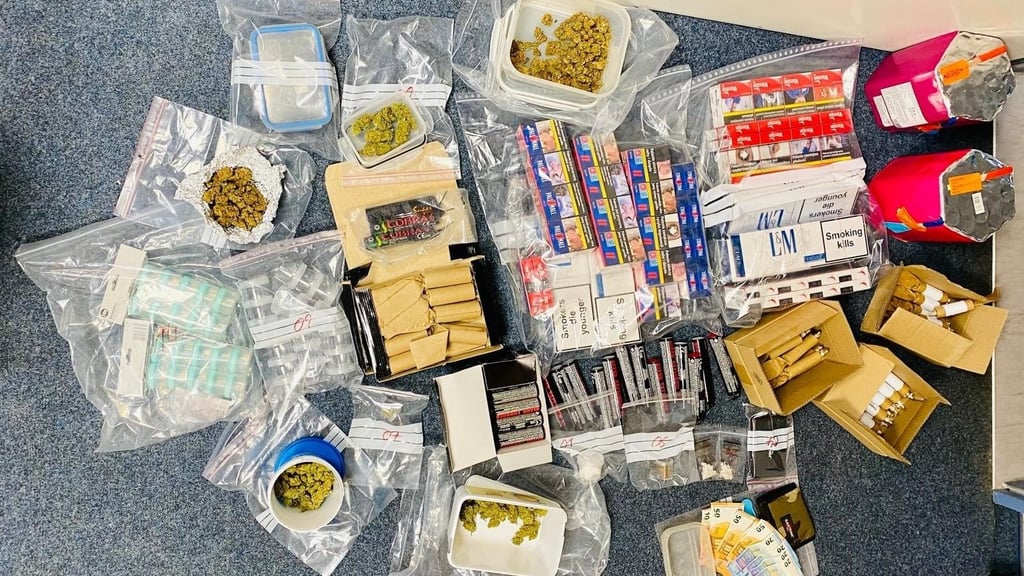 Gleich mehrere Drogen, Zigaretten und Feuerwerkskörper fand die Polizei bei einer Durchsuchung in Magdeburg.