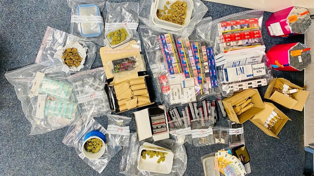 Gleich mehrere Drogen, Zigaretten und Feuerwerkskörper fand die Polizei bei einer Durchsuchung in Magdeburg.
