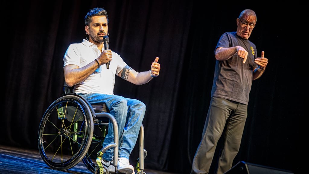 Tan Caglar (links) auf der Bühne im Großen Haus des Theaters der Altmark zusammen mit Fred Mitschke.