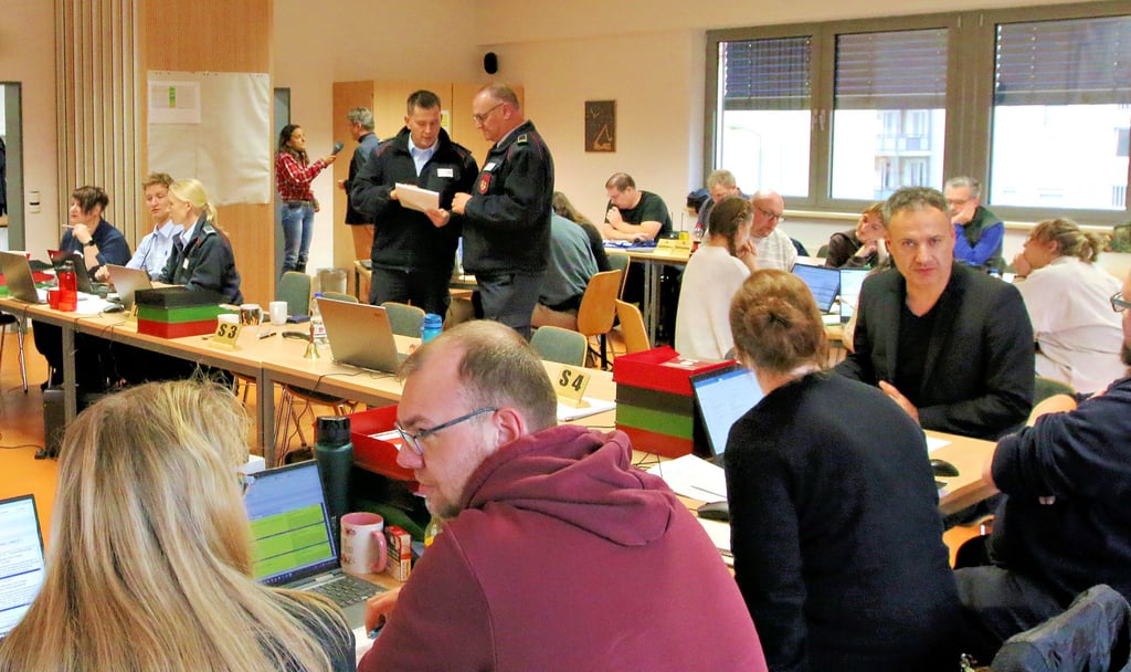 Blick in den Stabsraum des Krisenstabs. Über 30 Mitarbeiter von Stadt, aber auch THW, Polizei, Bundeswehr und anderen Stellen beraten alle Schritte, die  mit dem angenommen 72-stündigen totalen Stromausfall in Dessau-Roßlau eingeleitet werden müssen. 