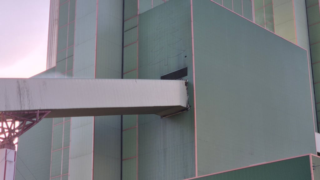 Die Einsätzekräfte versuchten am Donnerstagabend sowohl von außen als auch von innen den Brand im Kraftwerk Schkopau zu löschen. Wegen immer noch glimmenden Kohle-Nestern wird der Einsatz noch länger andauern.&nbsp;