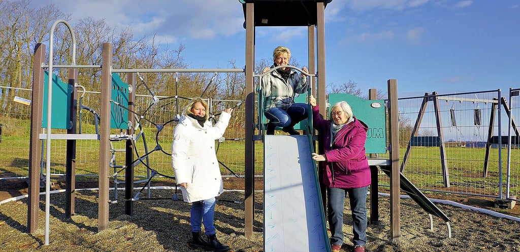 Carina Zander, Sylvana Gruhn und Monika Winter am noch umzäunten Rutschen- und Kletterturm. 