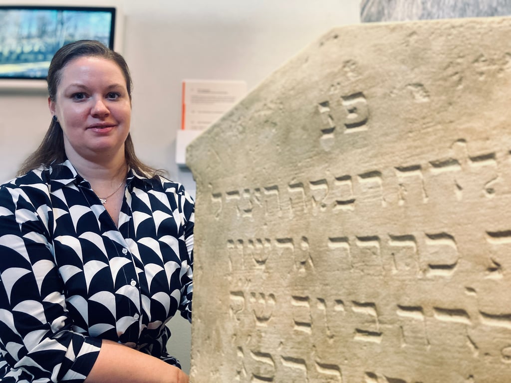 Viele der Grabsteine, die Anett Gottschalk untersucht, haben hebräische Inschriften. Mitunter gibt es auf der Rückseite eine deutsche Übersetzung.