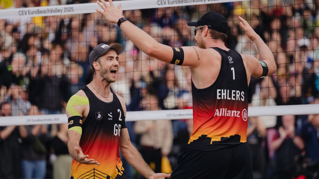 Clemens Wickler (l) und Nils Ehlers jubeln. (Archivbild)