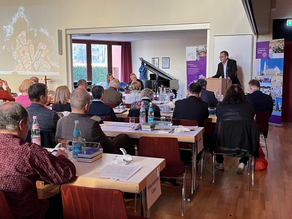 Jan Brademann stellt das Strategiepapier vor.