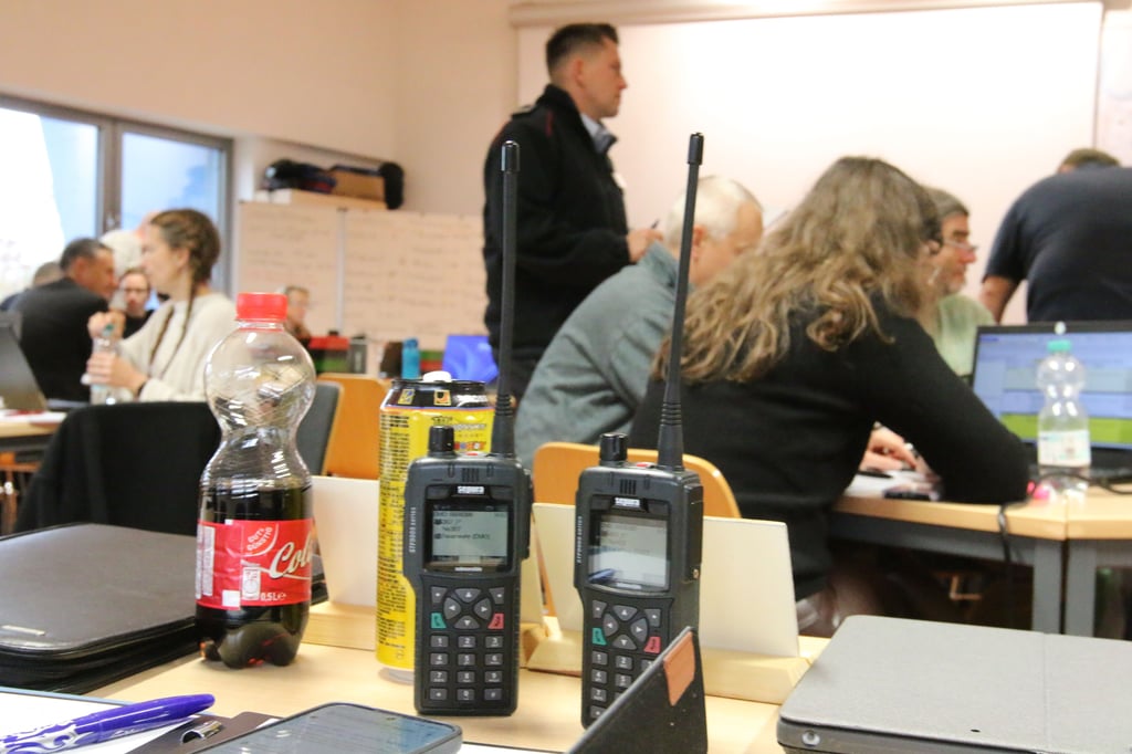 Der Stabsraum des Dessau-Roßlauer Krisenstabs: Die Funkgeräte sind einsatzbereit. Dazu gibt es Nervennahrung. 