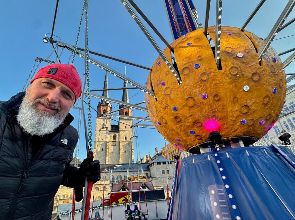Schausteller Scott J. Haring bei letzten Handgriffen am Höhenkarussell „Space Flyer“ auf dem Hallmarkt. Ab Dienstag lädt dort der „Winterzauber“ ein. 