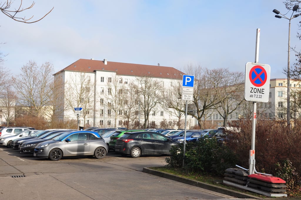 Ein Bild aus der Vergangenheit: Der Parkplatz an der Listemannstraße in Magdeburg mit 175 Stellplätzen musste für den Neubau der IGS weichen.