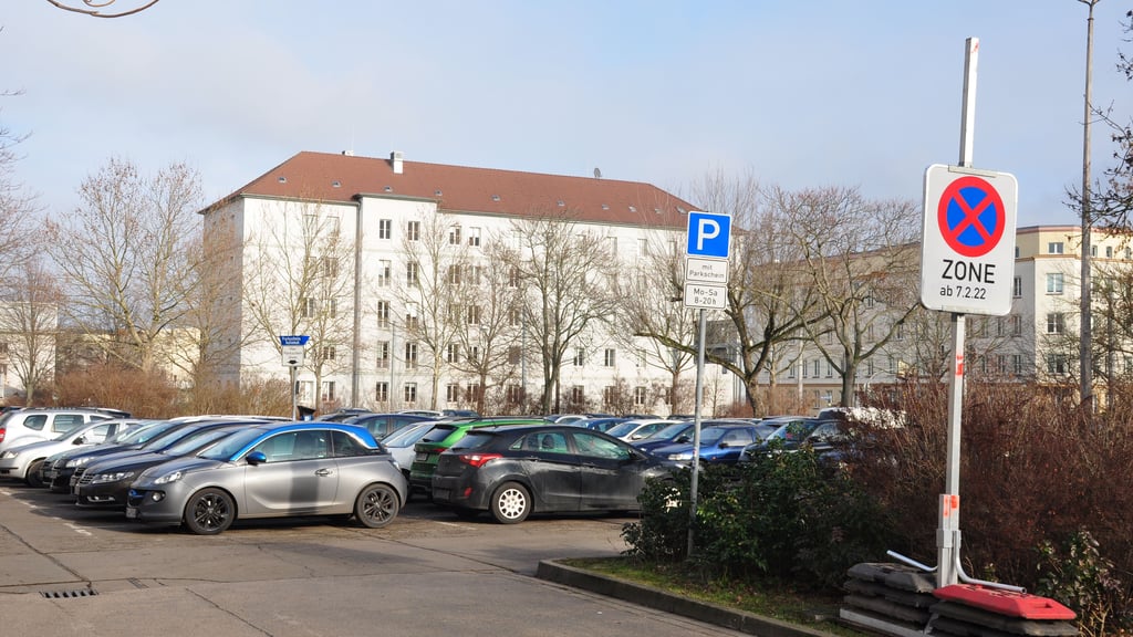 Ein Bild aus der Vergangenheit: Der Parkplatz an der Listemannstraße in Magdeburg mit 175 Stellplätzen musste für den Neubau der neuen IGS weichen.