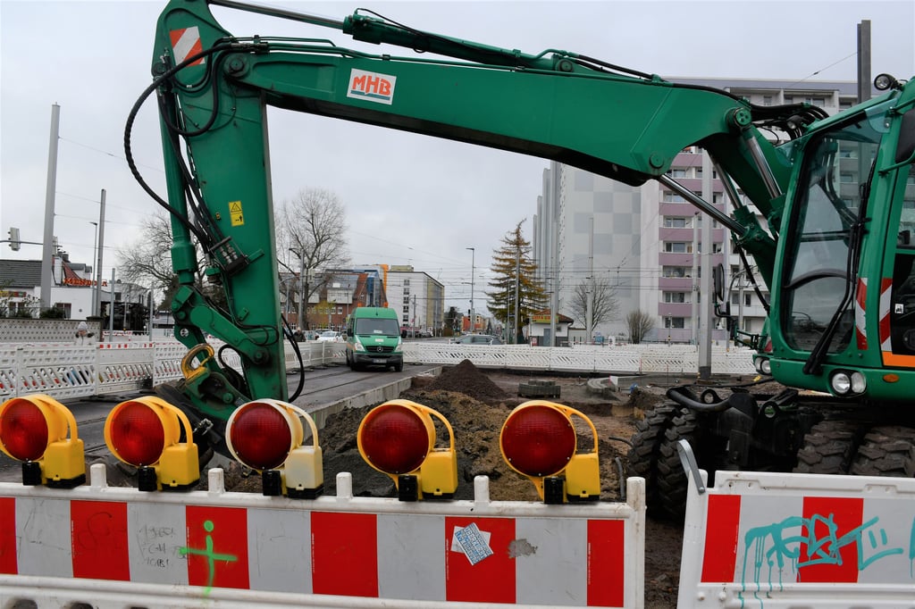 Eine Straße in Magdeburg bleibt wegen Gleisbauarbeiten weiter gesperrt. 