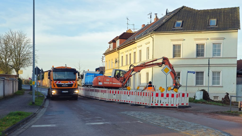 In der Lepser Straße laufen momentan Reparaturarbeiten an einem Schmutzwasserkanal, wobei Glasfaserkabel beschädigt wurden.