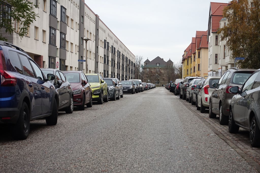 Blick in die Dessauer Straße in der Angersiedlung.  Diese Foto ist abseits einer Großveranstaltung in Avent- oder Getec-Arena entstanden. Die Auslastung zeigt, dass Anwohner  auf die Parkplätze angewiesen sind.  
