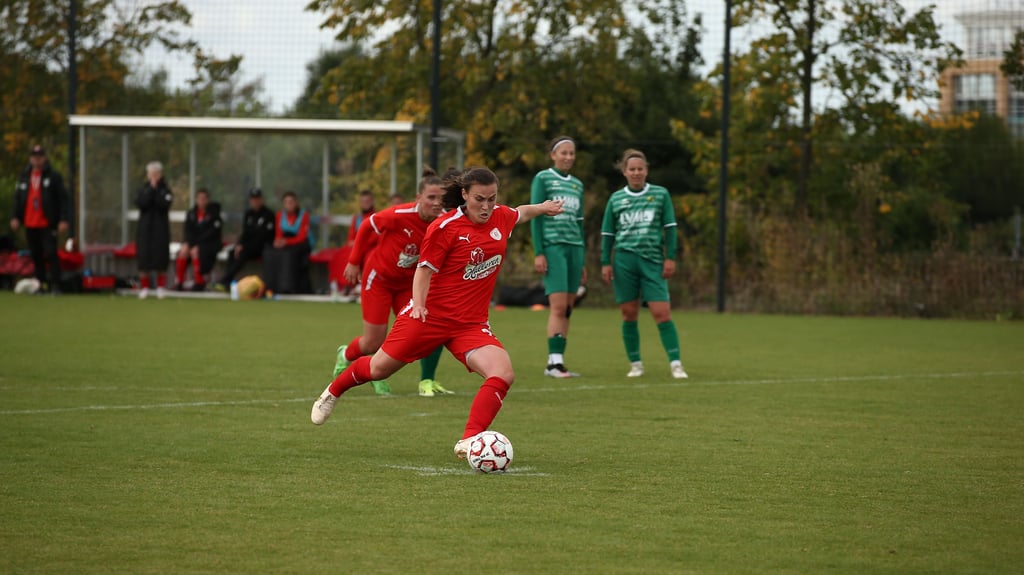HFC-Torjägerin Prisca Staiger und alle anderen Fußballerinnen im Land müssen am Wochenende pausieren. Damit für die Fußball-Männer genug Schiedsrichter verfügbar sind, müssen die Frauen pausieren.&nbsp;