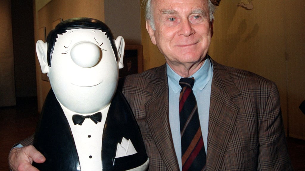 Vicco von Bülow (1923-2011) alias Loriot mit einer Figur des Knochennasenmanns - ein Markenzeichen des großen Humoristen. (Archivbild)