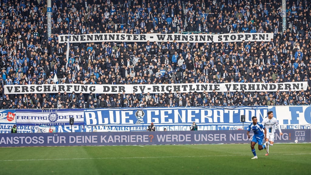 Fanproteste beim Zweitliga-Spiel 1. FC Magdeburg - SC Paderborn. (Archivfoto)