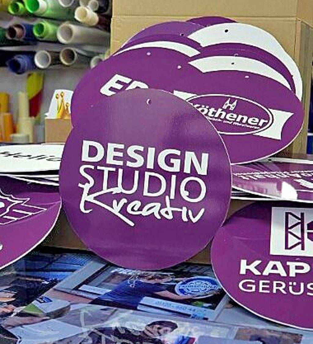 So sehen die Werbetafeln aus, die neben den weißen Kugeln am Baum hängen werden. 