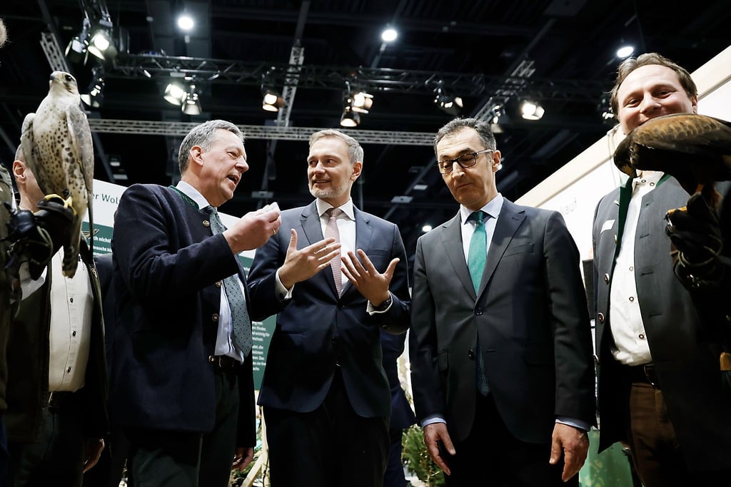 Im vergangenen Jahr konnten Politiker bei Rundgängen noch Greifvögel auf der Grünen Woche bewundern - 2026 wohl nicht. (Archivbild)