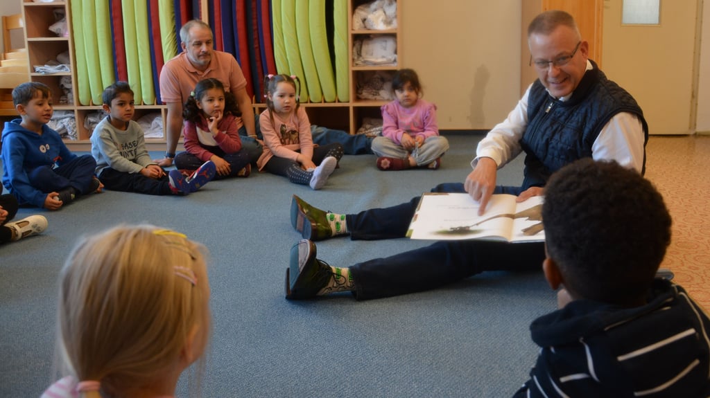 Anlässlich des bundesweiten Vorlesetages hat Haldenslebens Bürgermeister Bernhard Hieber in der Kita "Max und Moritz" aus einem Buch vorgelesen.
