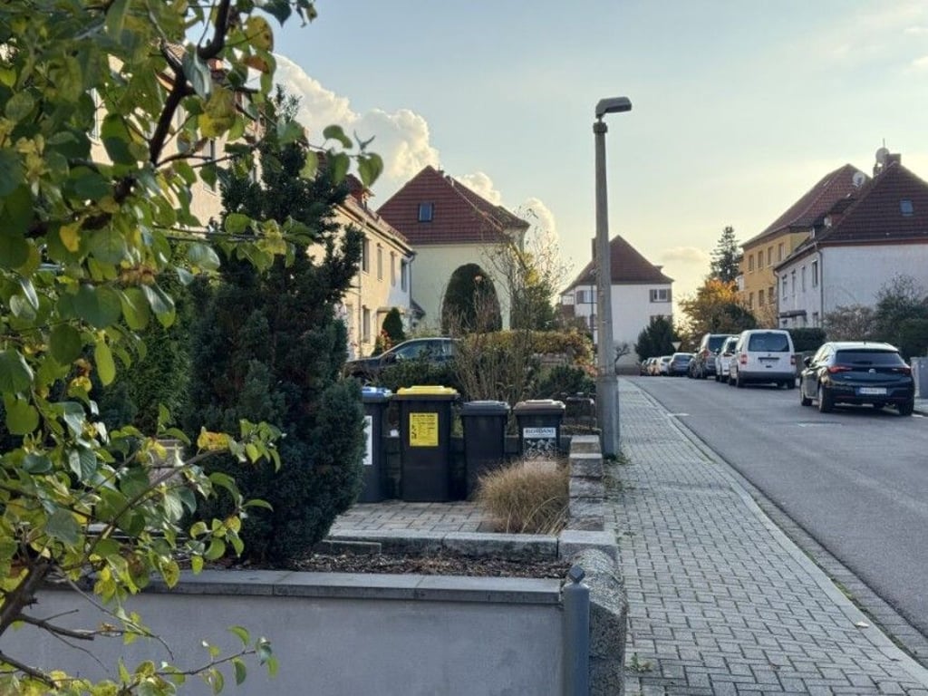 In den engen Straßen der Gartenstadt Gesundbrunnen zeigt sich das Problem deutlich: Autos parken dicht am Gehweg oder in Einfahrten.