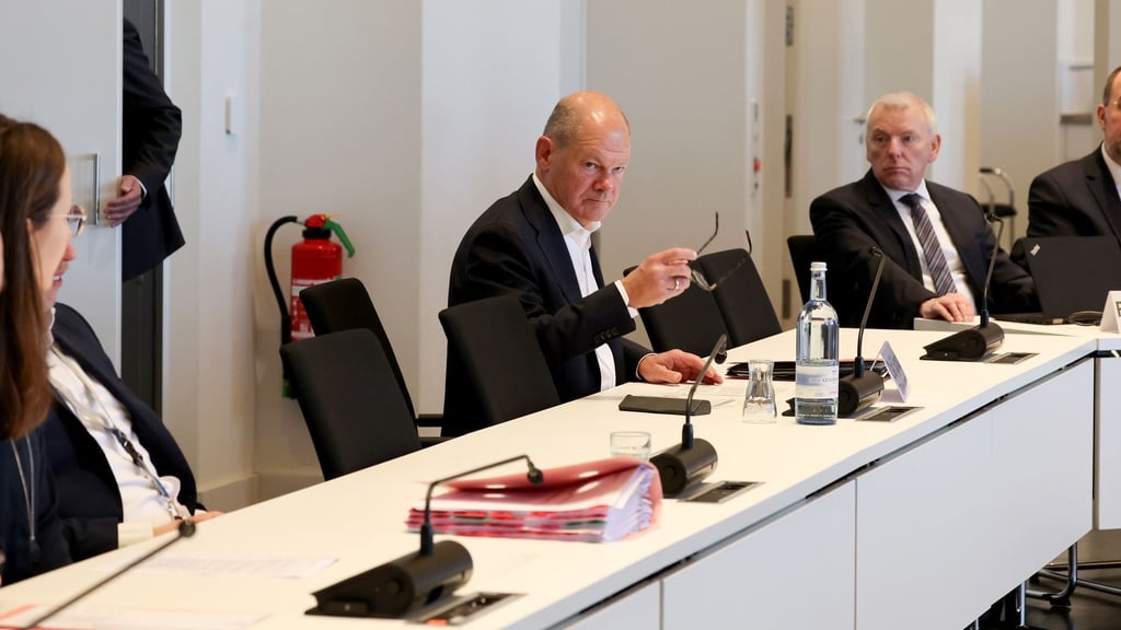 Ex-Bundeskanzler Olaf Scholz (SPD) hat sich nach eigenen Worten schon frühzeitig für LNG-Terminals an der deutschen Küste stark gemacht.