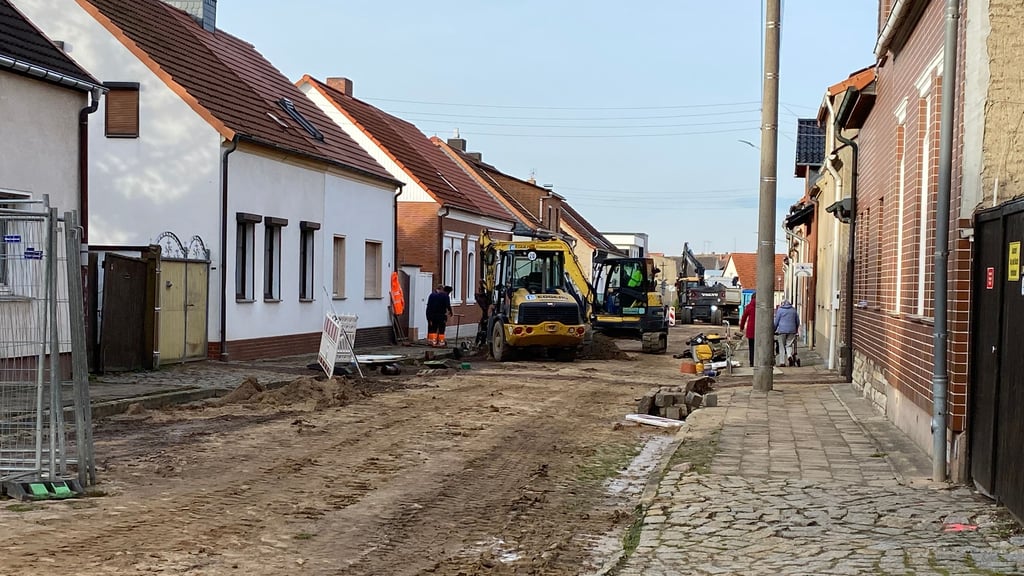 Der Wasserverband Stendal-Osterburger arbeitet in der Straße seit August an neuen Leitungen.