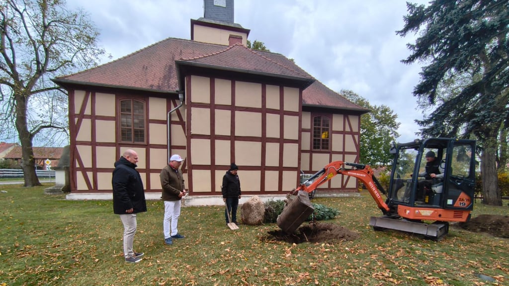 An der Kirche wird der neue Weihnachtsbaum für Ferchland gepflanzt.