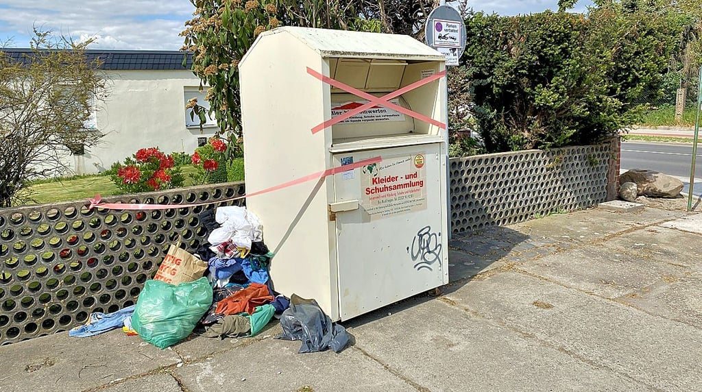 Die Altkleidercontainer werden, so der Eindruck einer Leserin, weniger. So gibt es diesen in der Magdeburger Straße schon nicht mehr.