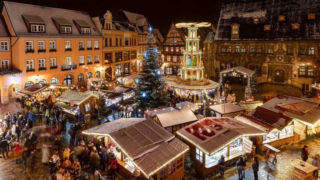 Lichterglanz, die stimmungsvolle Kulisse der Häuser rund um den Markplatz, viele Angebote:  Der Weihnachtsmarkt in Quedlinburg lädt bald wieder zum Besuch ein.
