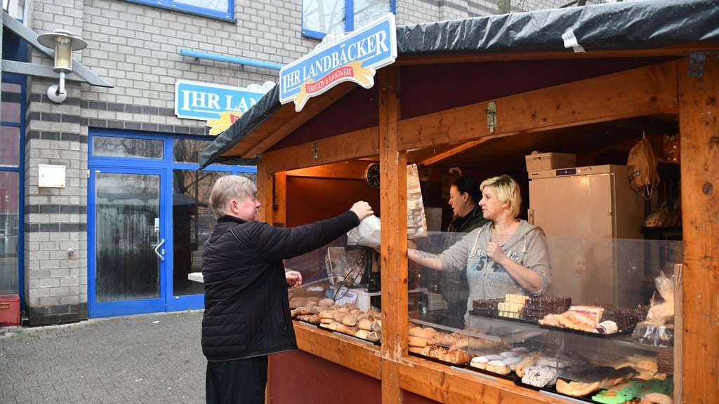 Weil eine Bäckerei in Magdeburg ihre Filiale zum Café ausbaut, läuft der Verkauf von Brot und Brötchen derzeit aus einer Hütte.
