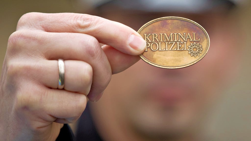 Immer wieder kommt es vor, dass sich Betrüger bei zumeist älteren Menschen als „falsche Polizisten“ ausgeben.
