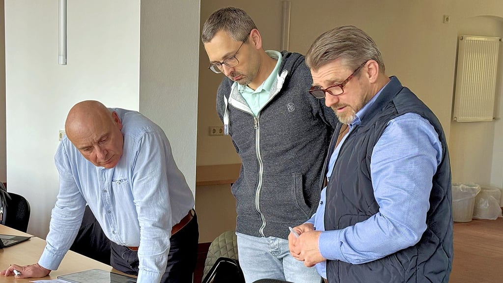 Bürgermeister Sven Hause (r.) bei der Besprechung von Bauvorhaben mit den Stadträten Christoph Weigelt und Frank Wilhelm (beide CDU/FDP).