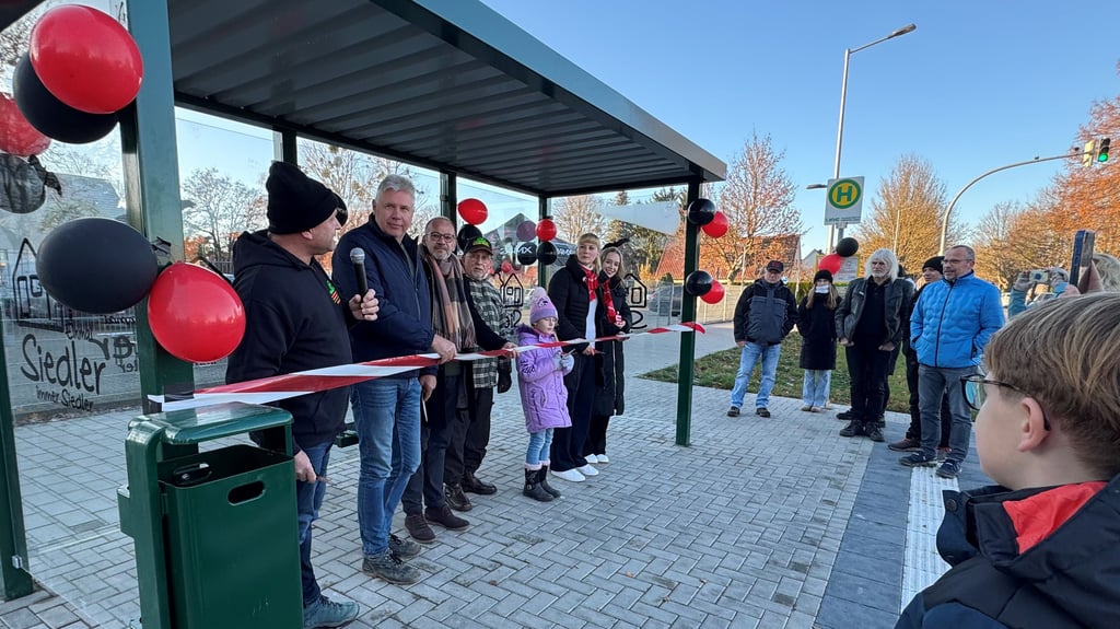 Die Bushaltestelle auf Höhe des kleinen Supermarkts in der Sargstedter Siedlung hat dank des Fördervereins jetzt einen Wetterschutz.