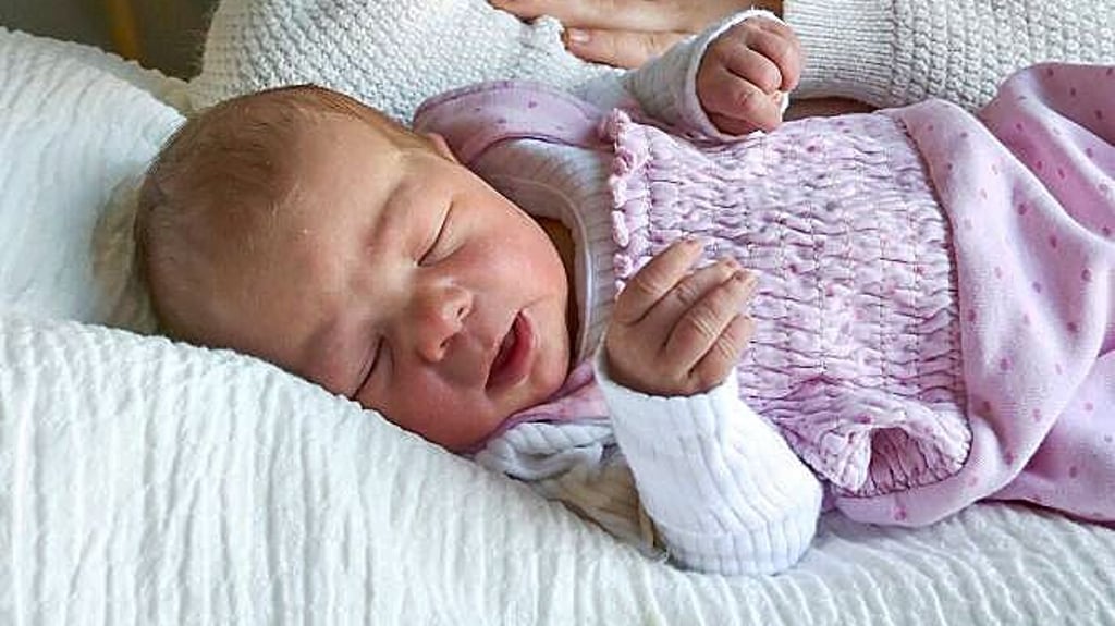 Schwester Mila ist verliebt in Baby Emma. 