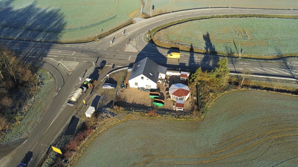 Blick aus der Luft auf das einsame Haus an der B 242 im Landkreis Mansfeld-Südharz in Sachsen-Anhalt. In seinem Inneren müssen horrorartige Zustände geherrscht haben. Rund 130 zum Teil völlig verwahrloste Hunde wurden von dem Grundstück gerettet.&nbsp;